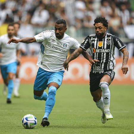 Disputa de bola em Atlético-MG x Grêmio no Campeonato Brasileiro