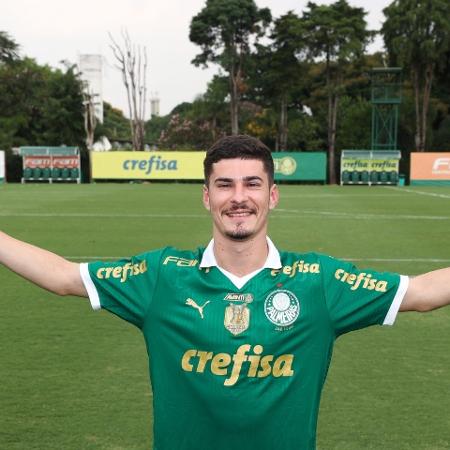 Rômulo posa com a camisa do Palmeiras 