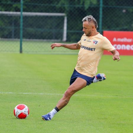 Rafinha durante treino do São Paulo no CT da Barra Funda