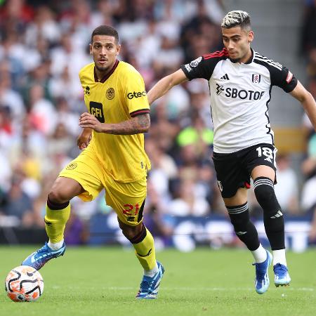 Vini Souza disputa bola com Andreas Pereira em Sheffield United x Fulham