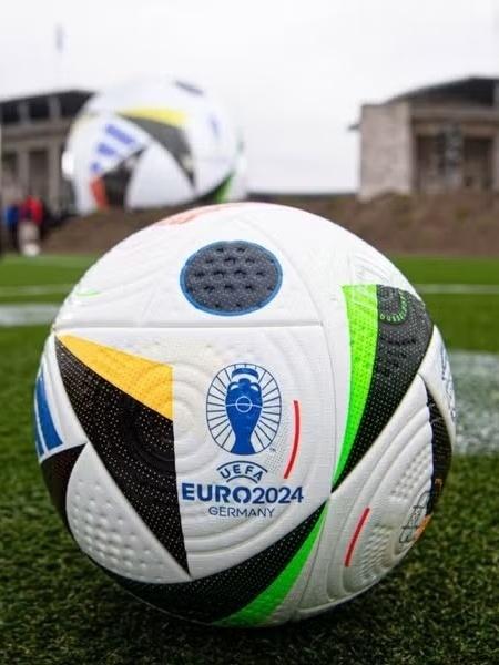 Bola oficial da Euro 2024, batizada de Fussballliebe