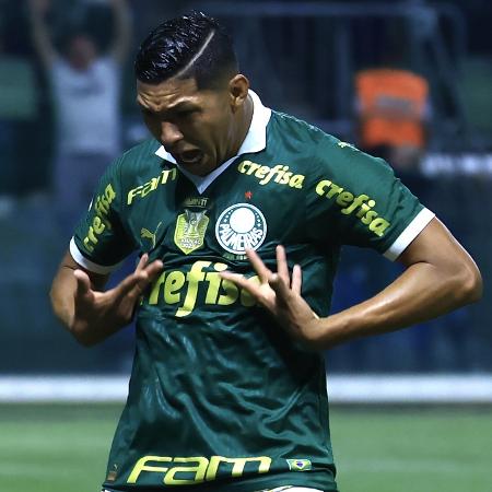 Rony comemora gol em Palmeiras x Bragantino, duelo do Campeonato Brasileiro