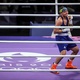 Bia supera 'jogo sujo' de rival, vence e garante medalha no boxe em Paris