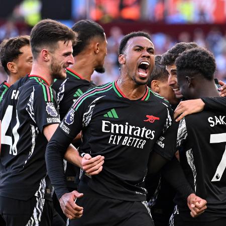 Gabriel Magalhães comemora gol do Arsenal marcado por Trossard, contra o Aston Villa, pela Premier League