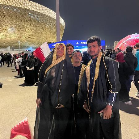 Grupo de indianos vestido com a mesma capa que Messi recebeu quando foi campeão do mundo