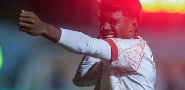 Bragantino surpreende Flamengo na Copinha com belo gol e show no 1º tempo.