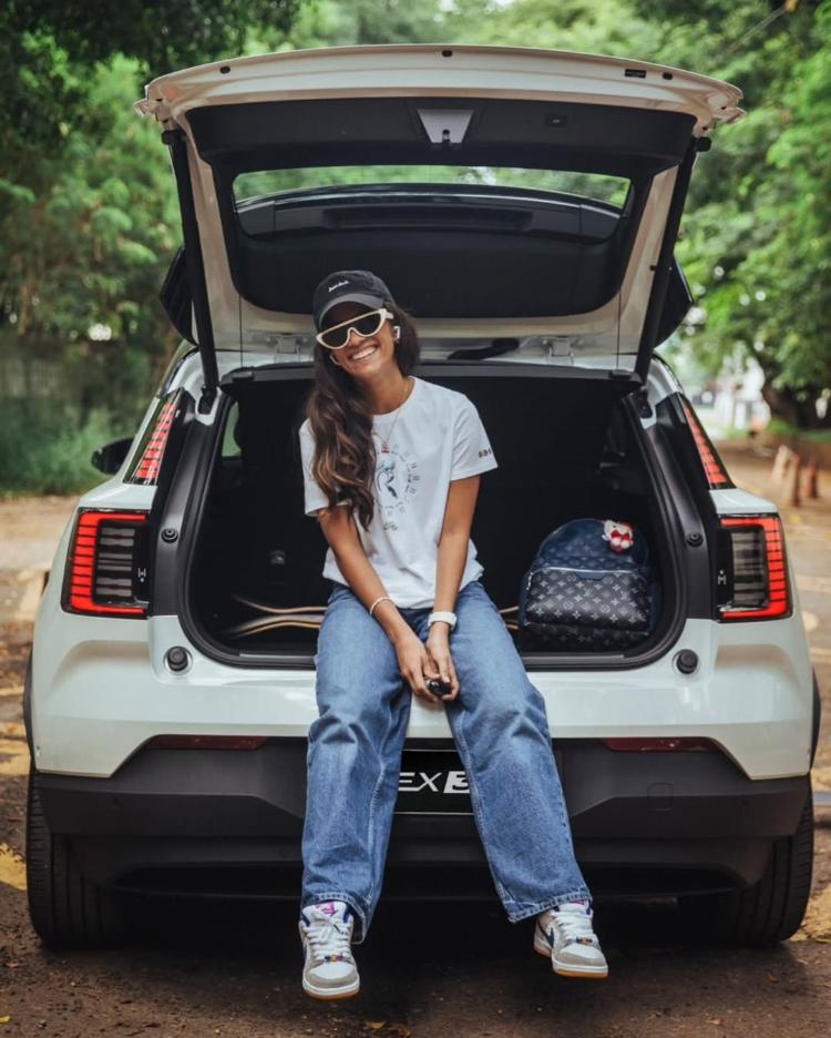 Rayssa Leal, com primeiro carro Rayssa Leal, com primeiro carro