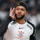 Memphis mostra perna machucada após sofrer pênalti em Corinthians x Palmeiras; veja
