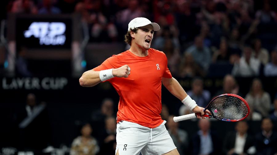 João Fonseca contra Flavio Cobolli pela Laver Cup de 2025, no Chase Center, em San Francisco João Fonseca contra Flavio Cobolli pela Laver Cup de 2025, no Chase Center, em San Francisco