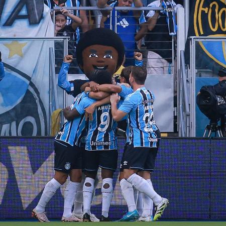 Jogadores do Grêmio celebram gol em jogo contra São Luiz, no Campeonato Gaúcho