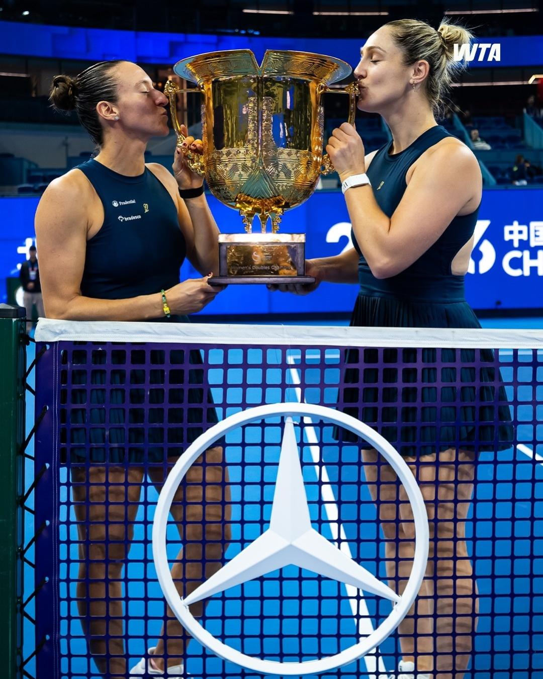 Luisa Stefani e Gabriela Dabrowski com o troféu do WTA 1000 de Pequim em 2026 - undefined