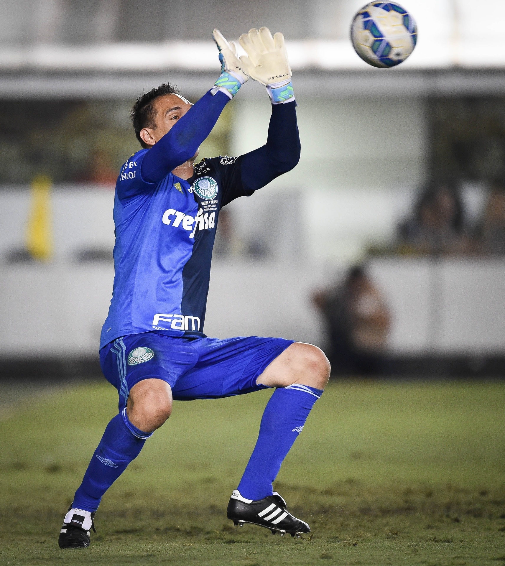 Fernando Prass, goleiro do Palmeiras, faz boa defesa em chute de Zeca - Ricardo Nogueira / Folhapress
