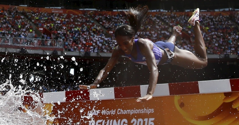 24.ago - Rolanda Bell, atleta do Panamá, cai durante prova dos 3.000 metros com obstáculos, no Mundial de Atletismo, sediado em Pequim (CNH)