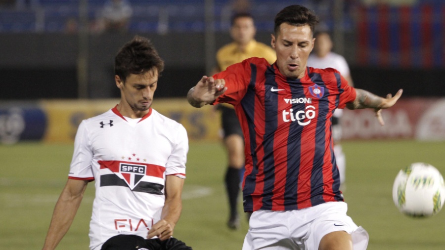Jonathan Fabbro em ação pelo Cerro Porteño no amistoso contra o São Paulo - Norberto Duarte/AFP Photo