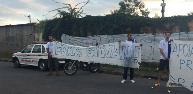 Torcida protesta contra a diretoria do Cruzeiro na porta da Toca da Raposa II - Thiago Fernandes/UOL Esporte