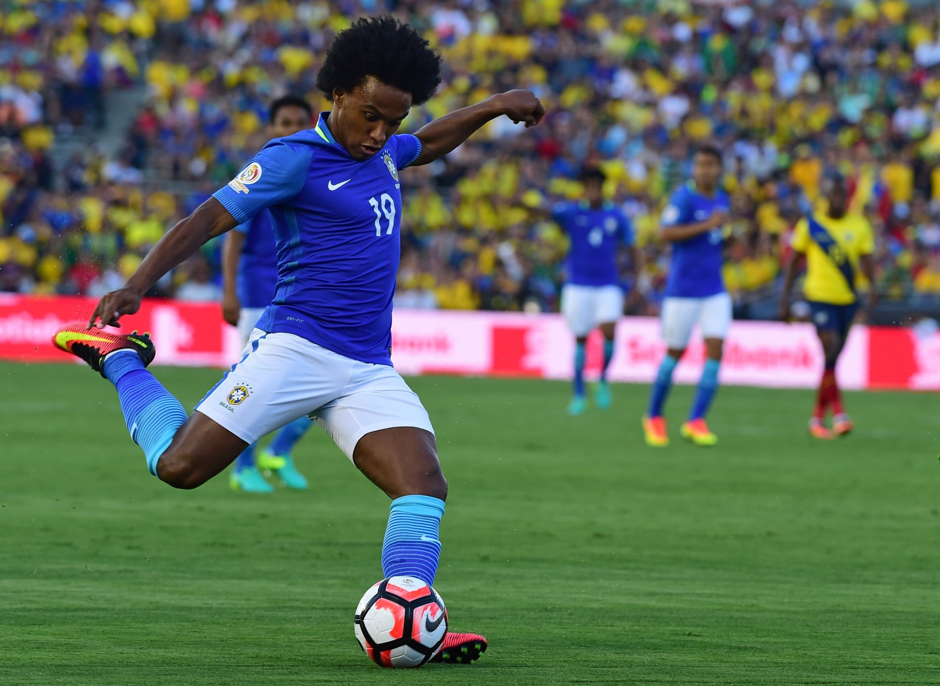 Willian faz jogada para o Brasil no duelo de estreia na Copa América contra o Equador - AFP PHOTO / Robyn Beck