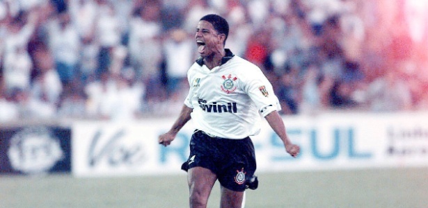 Marcelinho festeja gol pelo Corinthians em 1996; ex-meia era especialista em bola parada - Antonio Gaudério/Folhapress