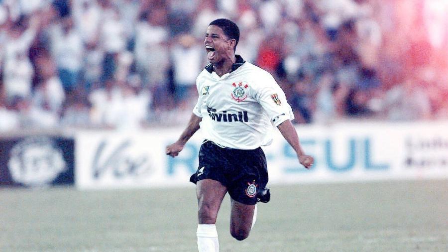 Marcelinho Carioca defende o Corinthians em 1996, temporada em que fez 13 gols de falta - Antonio Gaudério/Folhapress
