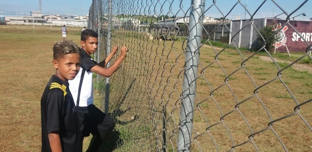Criançada domina campo vizinho ao Corinthians e só para por foto com ídolos