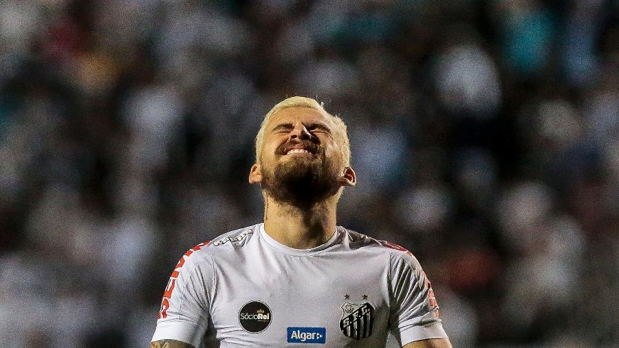 Lucas Lima reage a chance perdida durante jogo entre Santos e Vitória, em 2017 - Ale Cabral/AGIF