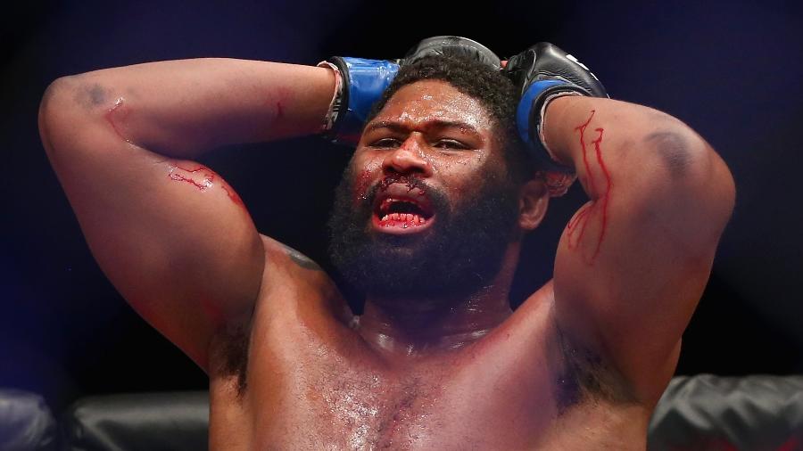 Curtis Blaydes reage durante luta no UFC 217 - Mike Stobe/Getty Images