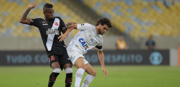 Kelvin e Victor Ferraz disputam bola durante Vasco x Santos no Maracanã - Thiago Ribeiro/AGIF - Thiago Ribeiro/AGIF