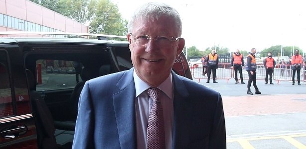 Alex Ferguson posou para foto no momento em que chegou a Old Trafford - Reprodução/Twitter