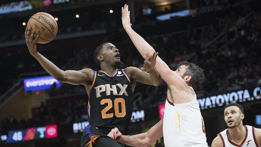 Josh Jackson, jogador do Phoenix Suns, tenta jogada contra o Cleveland Cavaliers - Ken Blaze-USA TODAY Sports