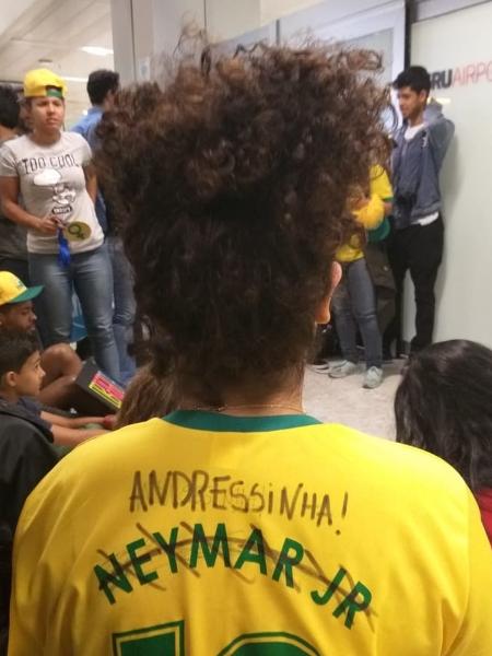 Gabriela Gomes, 20 anos, risca nome de Neymar para colocar o de Andressinha - Diego Salgado/UOL Esporte