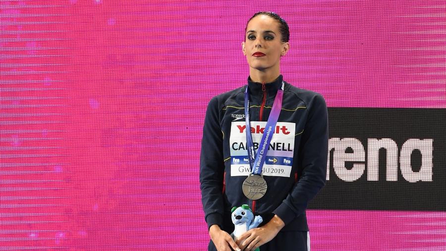 Ona Carbonell recebe medaha durante Mundial de esportes aquáticos  - Manan VATSYAYANA / AFP