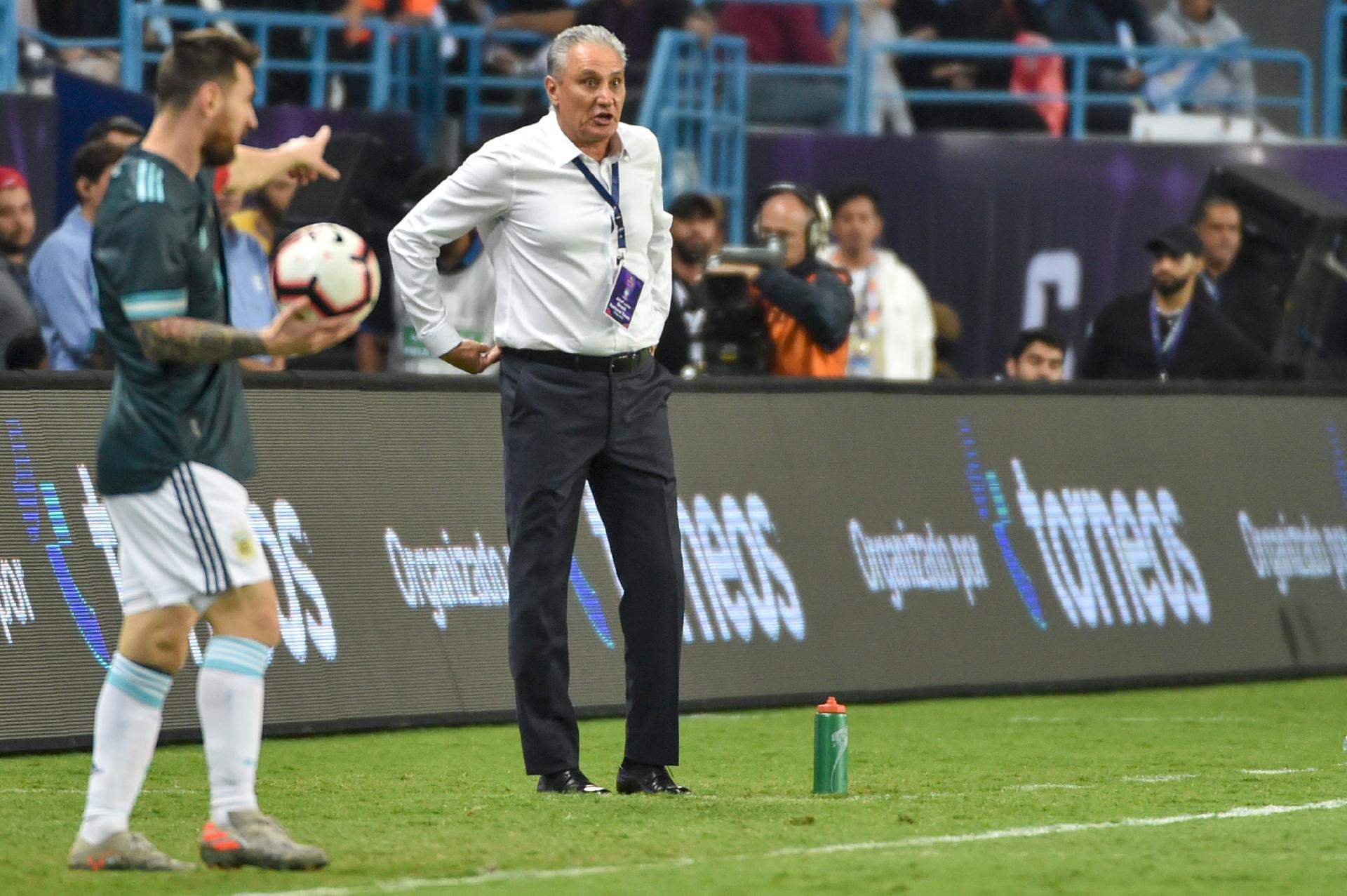 Resultado de imagem para MESSI DISCUTI COM TITE