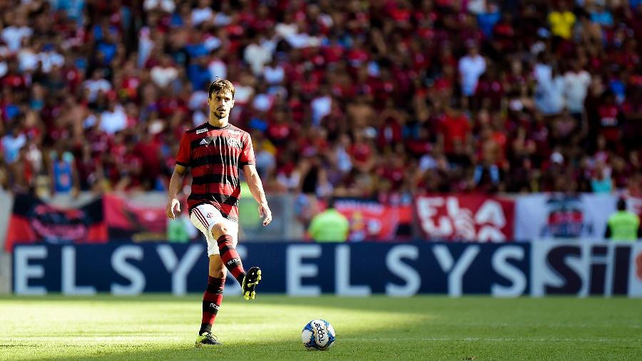 Rodrigo Caio, zagueiro do Flamengo, sofreu corte profundo no joelho direito - Thiago Ribeiro/AGIF