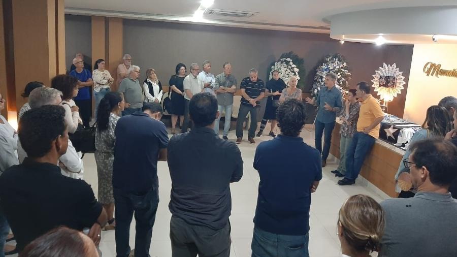 Familiares e amigos de Valdir Espinosa realizam oração antes do enterro do corpo - Alexandre Araújo / UOL Esporte