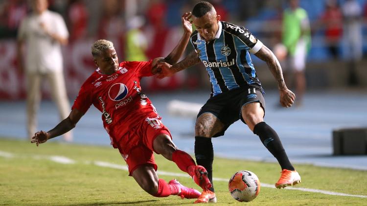 Everton Cebolinha enfrenta a marcação na partida contra o América de Cali na estreia do Grêmio - REUTERS/Luisa Gonzalez - REUTERS/Luisa Gonzalez