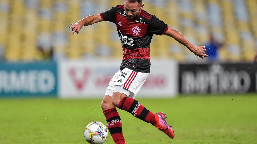 Éverton Ribeiro tenta finalização durante partida do Flamengo - Thiago Ribeiro/AGIF