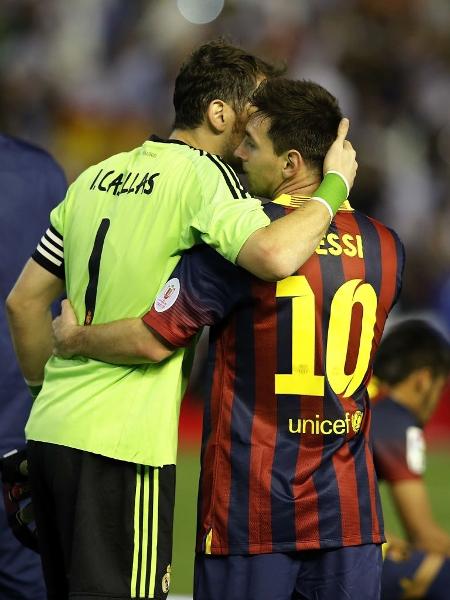 16.abr.2014 - Lionel Messi e Iker Casillas se abraçando após partida entre Barcelona e Real Madrid pela Copa do Rei - Angel Martinez / Real Madrid via Getty Images