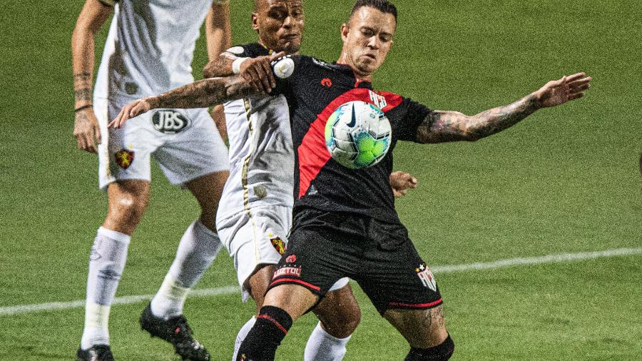 Ferrareis, do Atletico-GO, e Patric, do Sport, disputam bola durante partida válida pelo campeonato Brasileiro - Heber Gomes/AGIF
