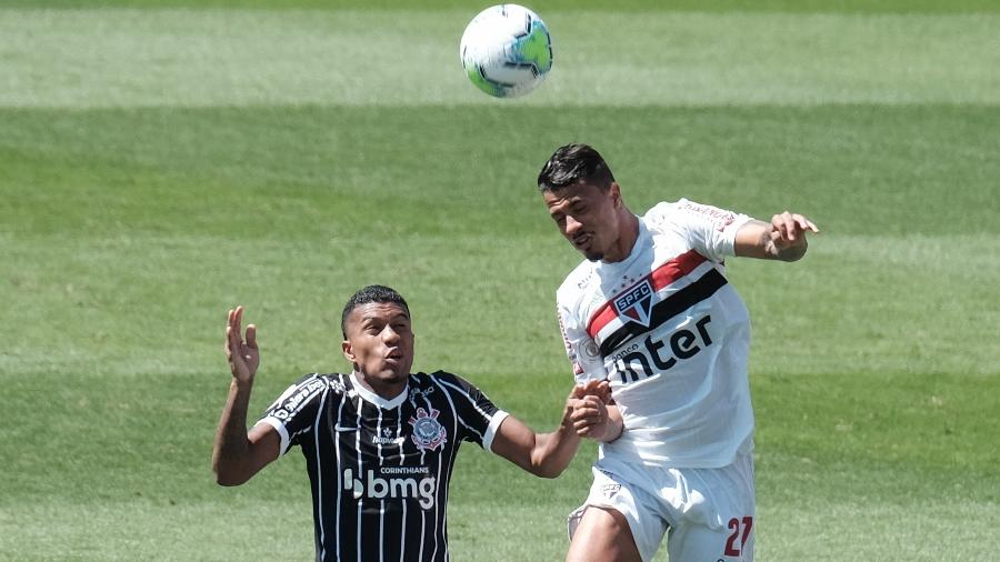 Léo Natel, do Corinthians, disputa lance com Diego Costa, do São Paulo - Marcello Zambrana/AGIF