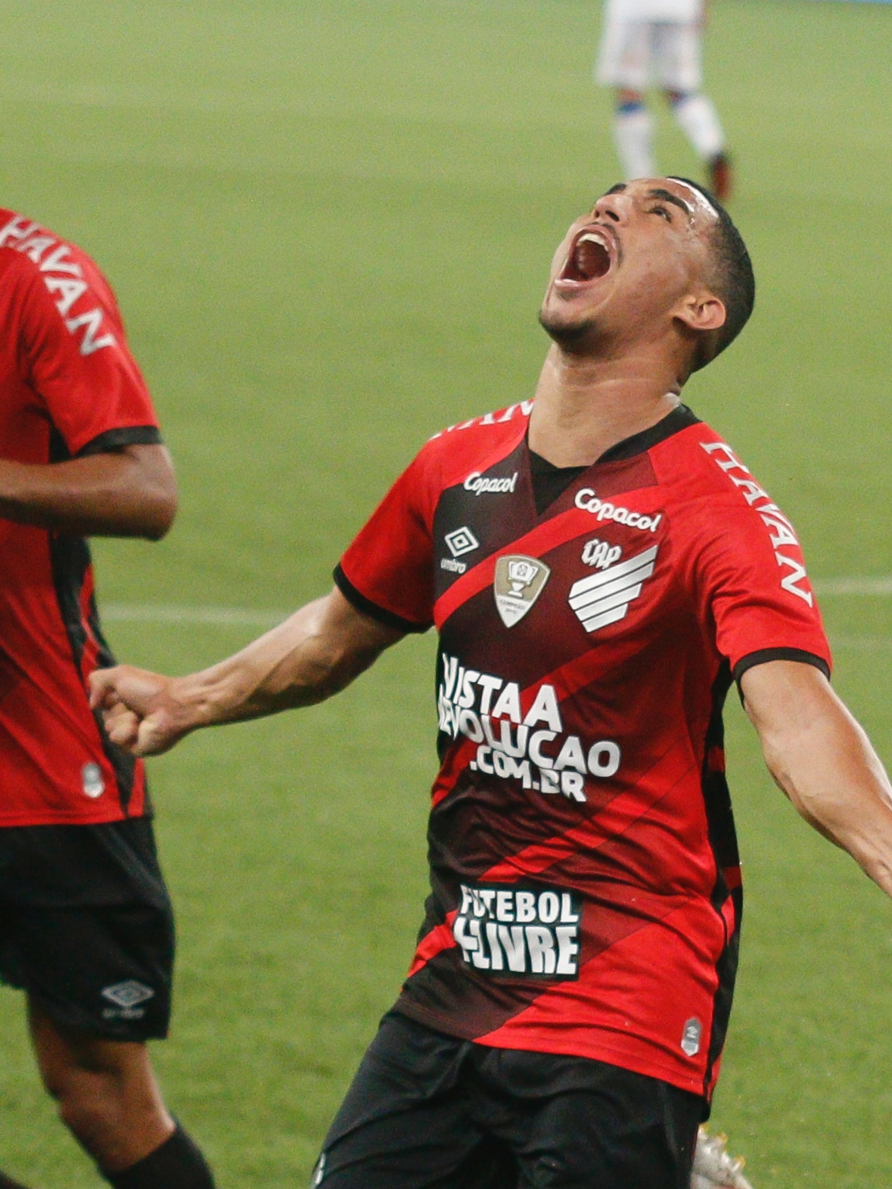 Athletico vence o Bahia e sobe na tabela do Brasileirão