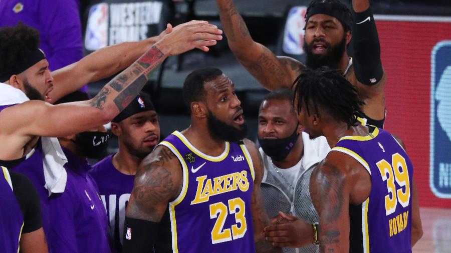 LeBron James comemora vitória sobre Nuggets com companheiros do Los Angeles Lakers - Kim Klement-USA TODAY Sports