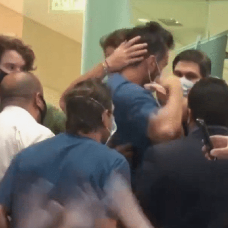 Médicos foram aplaudidos e celebrados por fãs de Maradona na porta de clínica - Reprodução/Twitter