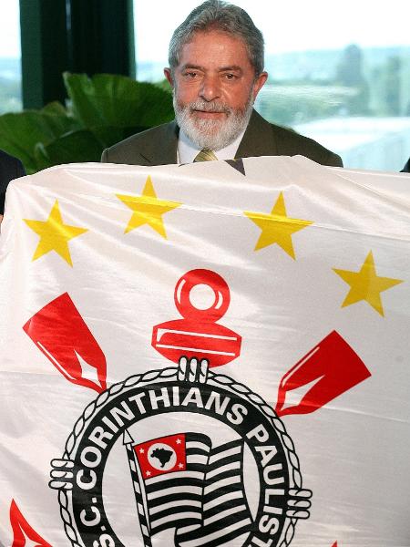 Luis Inacio Lula da Silva com a bandeira do Corinthians - Sérgio Lima/Folhapress/Sérgio Lima/Folhapress/23/02/2007