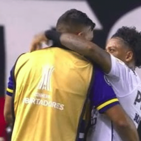 Marinho e Abila se abraçam após polêmica de racismo  - Transmissão Fox Sports 