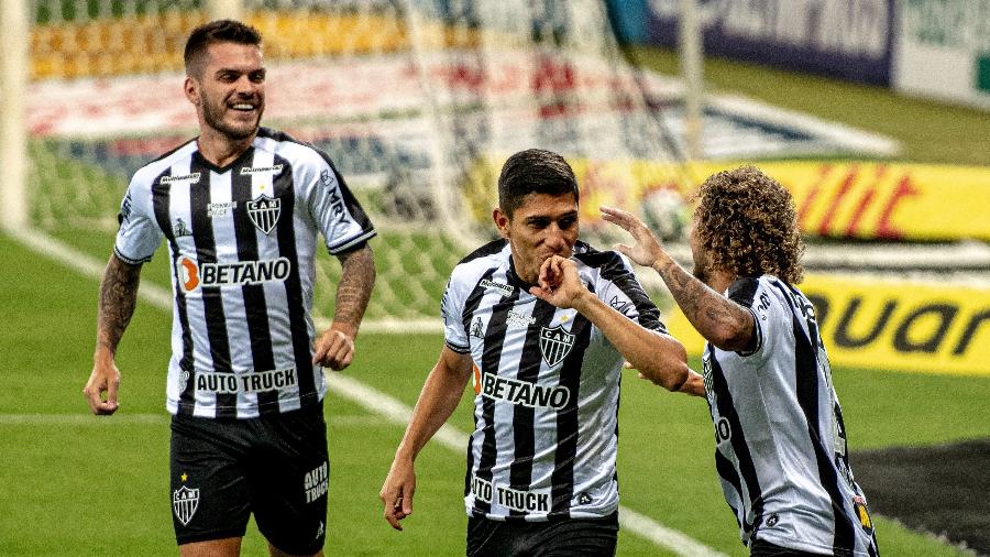 Savarino (ao centro) comemora gol do Atlético-MG sobre o Santos, em jogo do Brasileirão 2020 - Alessandra Torres/AGIF
