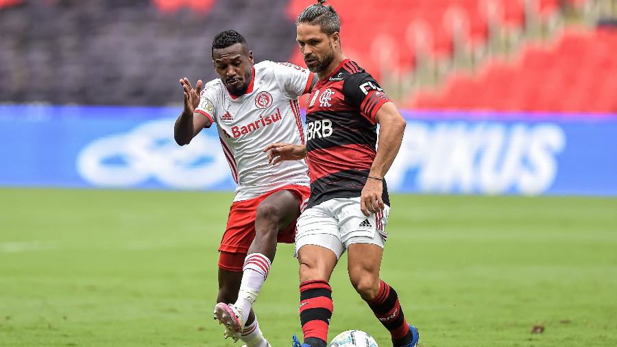 Diego, do Flamengo, em lance com Edenílson, do Inter - Thiago Ribeiro/AGIF