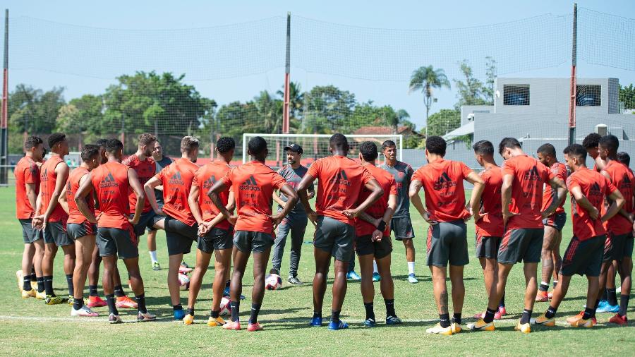 Técnico Maurício Souza conversa com jogadores em treino antes de partida contra o Boavista - Alexandre Vidal / Flamengo