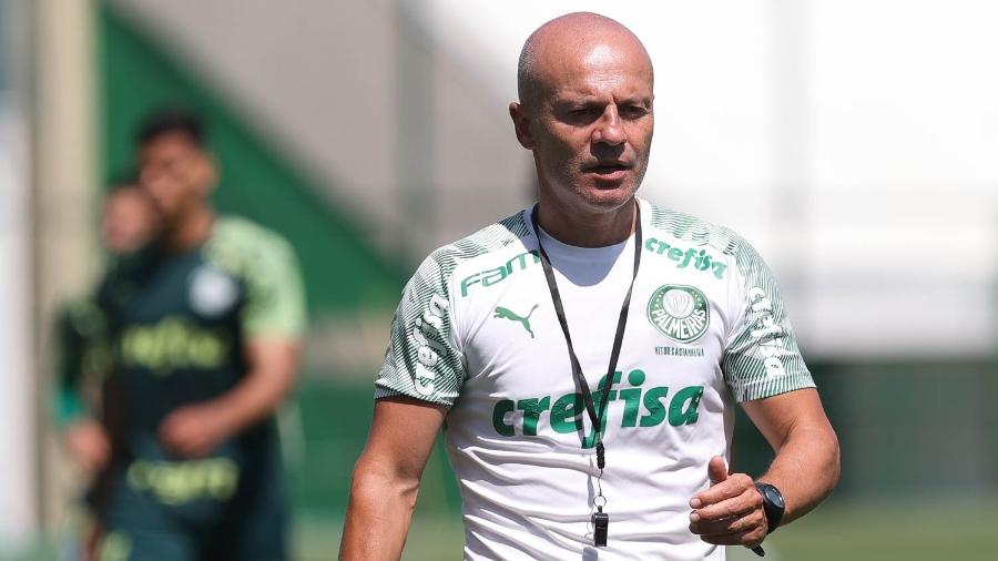 Vitor Castanheira, auxiliar técnico do Palmeiras, comanda o treino nesta segunda-feira - Cesar Greco