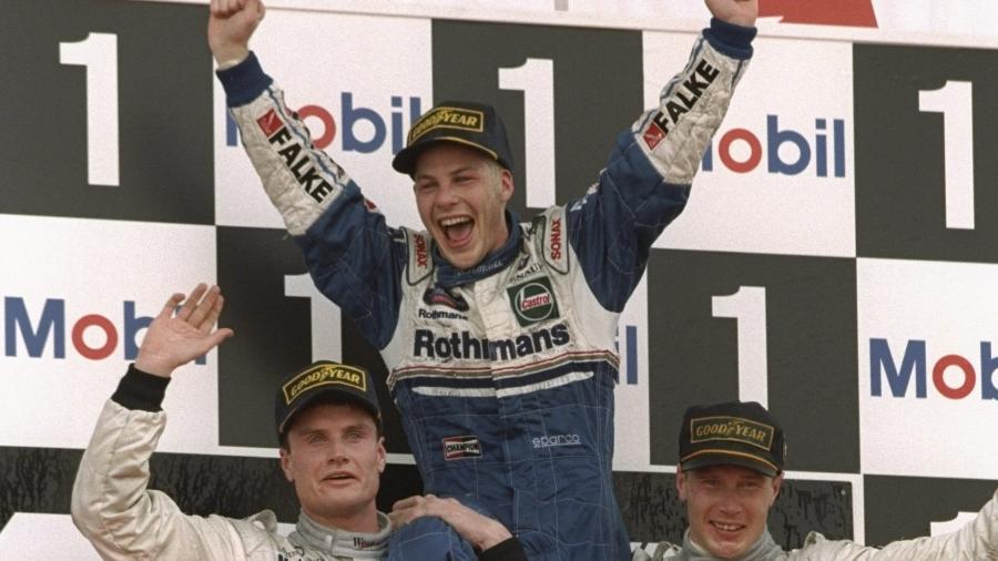 Jacques Villeneuve celebra o título da F-1 em 1997 nos ombros de David Coulthard e Mika Hakkinen - Fórmula 1/Twitter