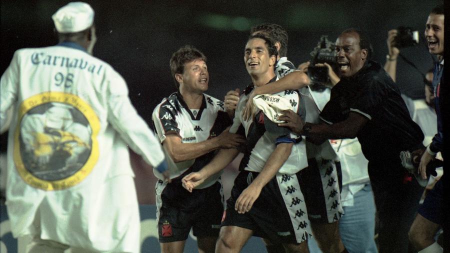 Jogadores do Vasco comemoram gol de Edmundo contra o Flamengo em 1997 - Rosane Marinho/Folhapress