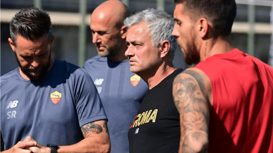 Mourinho comanda treino com os jogadores da Roma - Divulgação/Roma